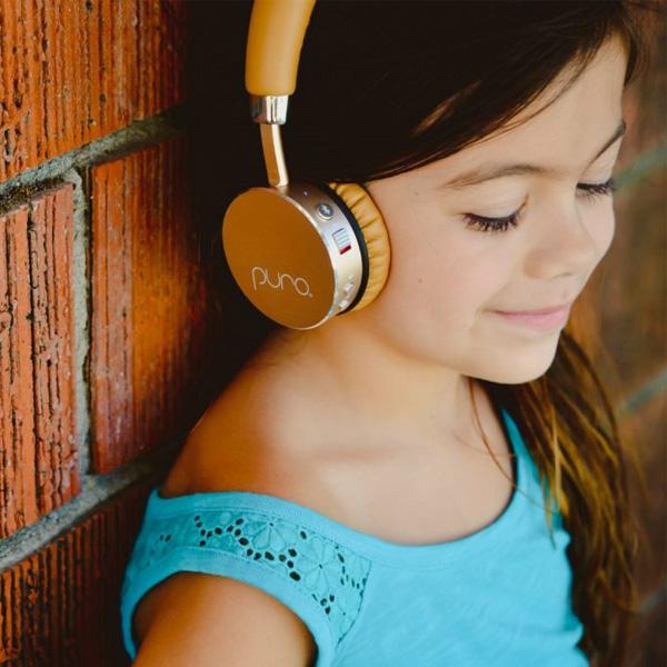 dziewczynka słucha muzyki