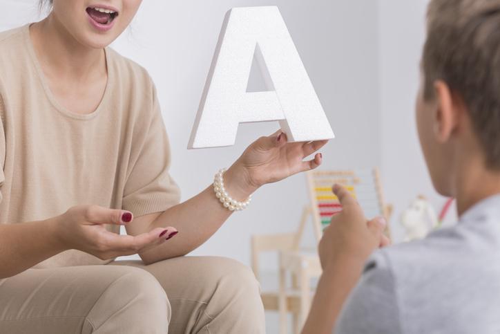 logopeda uczy wymowy alfabetu