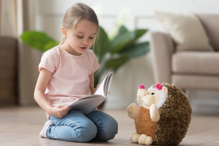 dziecko uczy się czytać